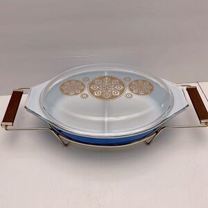 Pyrex Blue Oval Divided 1 1/2 Quart Casserole Dish Gold Medallion Lid Holder
